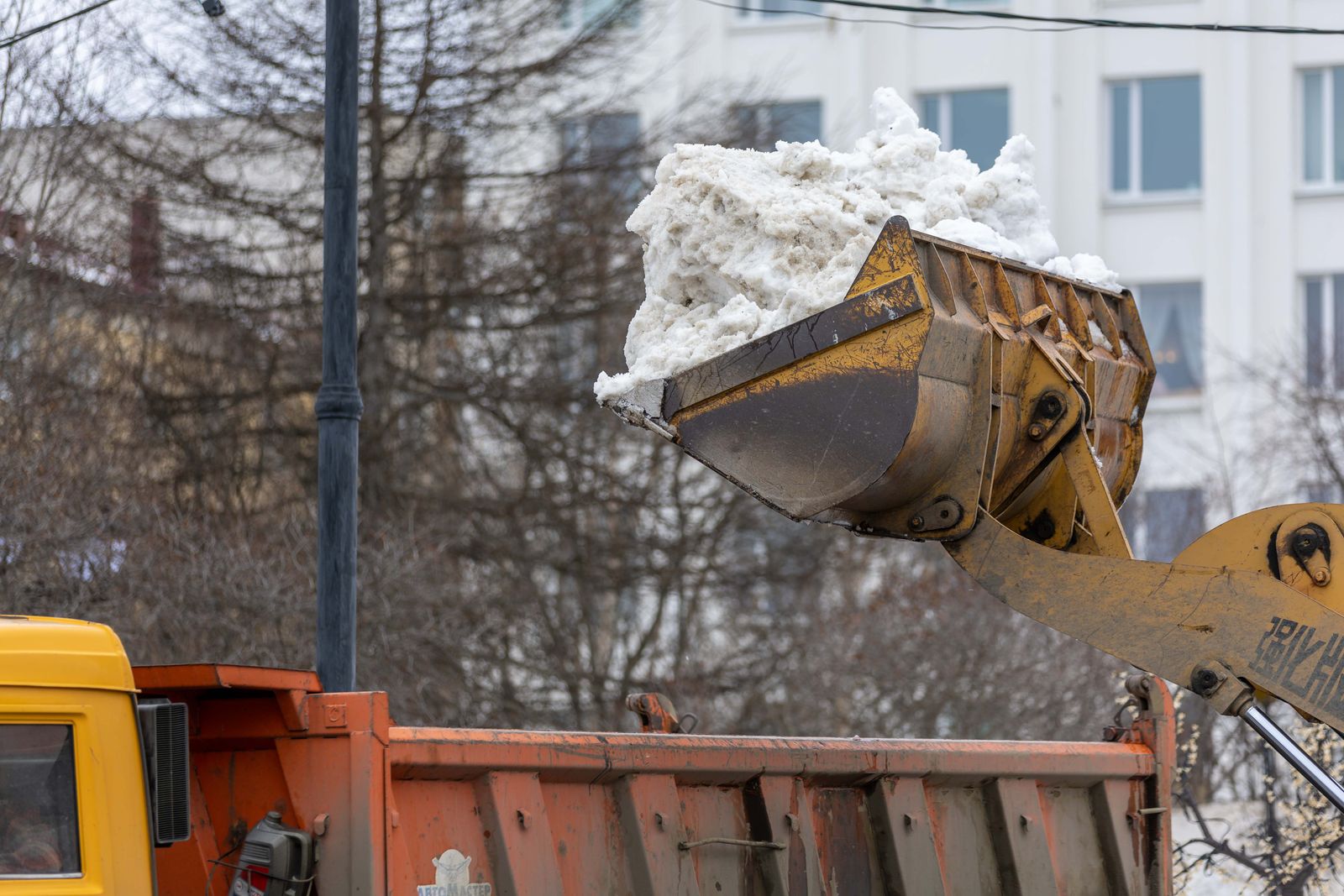 Loaders & haulers — Snow relocation