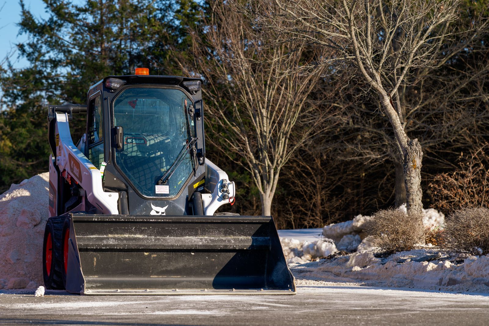 Skid steers — Tight spaces & walkways